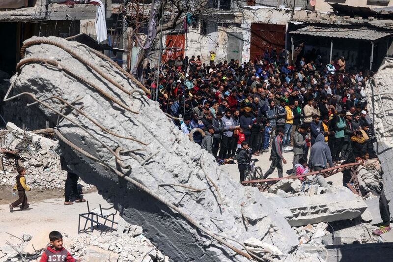 破壊されたモスクの前で、ラマダン入り後最初の金曜正午の礼拝を行うパレスチナ人（15日）