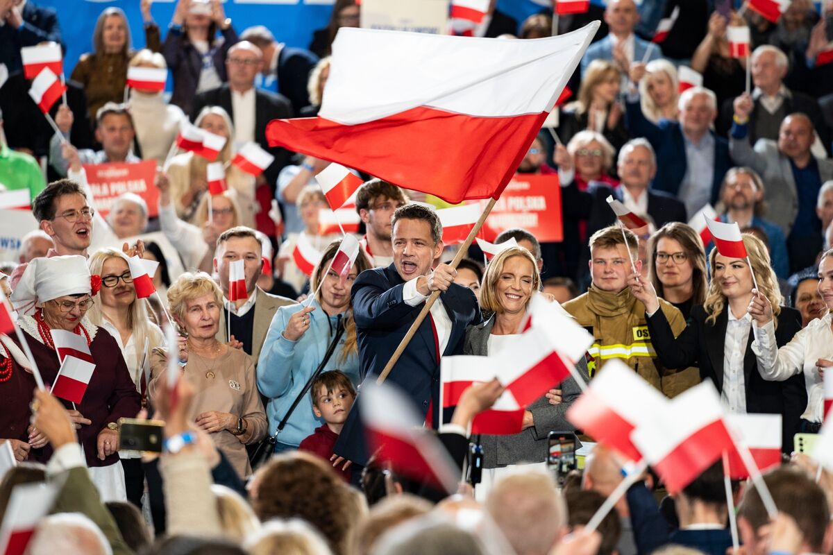 Tusk Ally to Face Populist in Polish Runoff, Exit Poll Shows