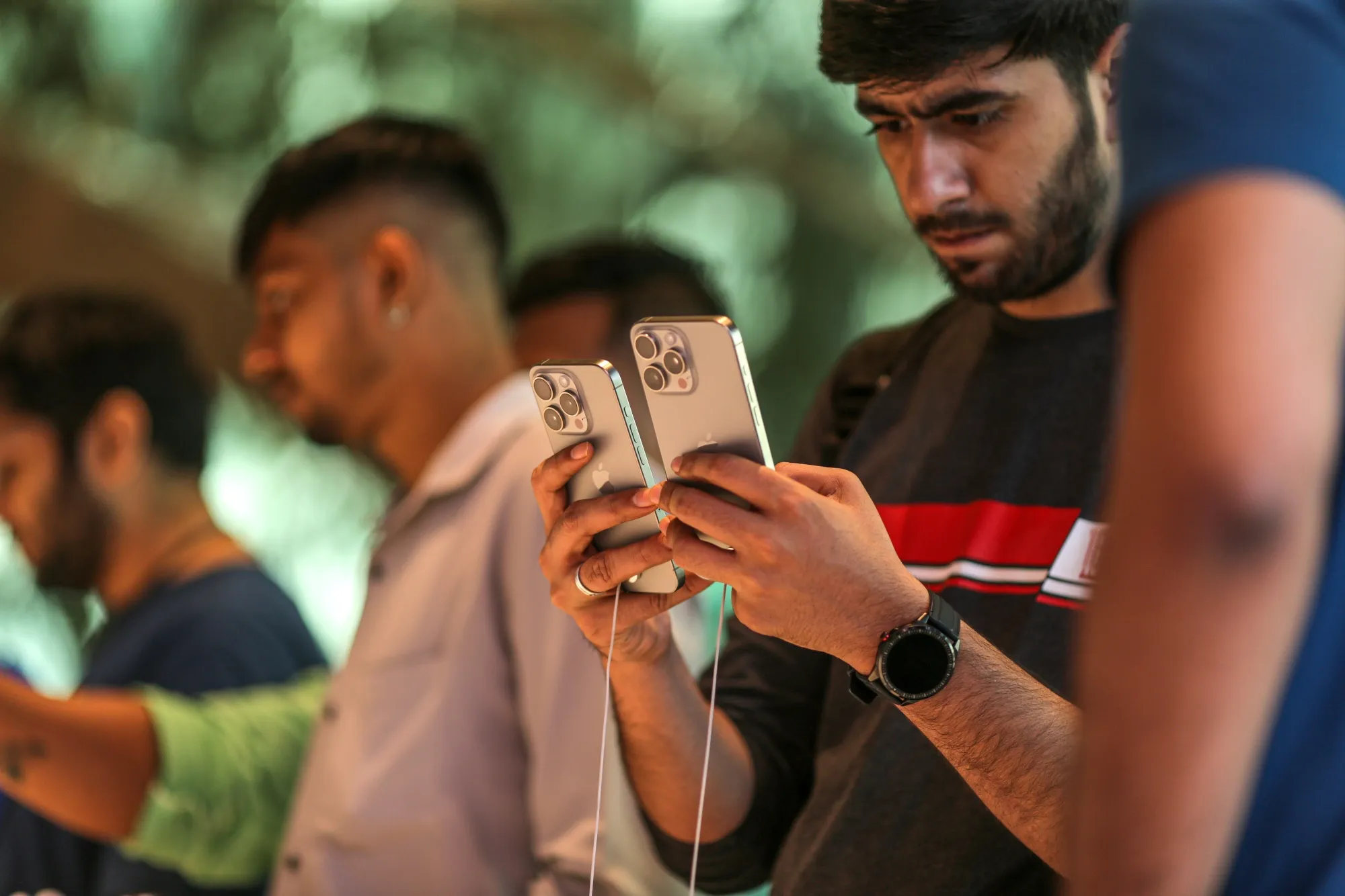 Made-in-India iPhones Get Trashed on Chinese Social Media - Bloomberg