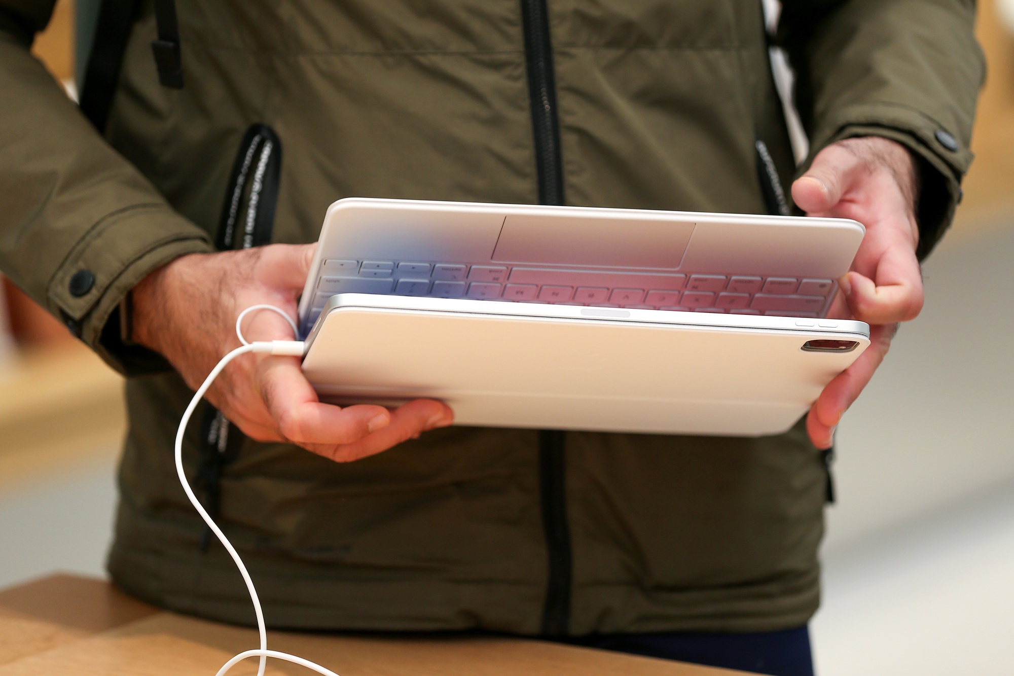 Apple อาจเปิดตัว iPad Pro OLED รุ่นใหม่ในเดือนพฤษภาคมนี้ 2 Apple อาจเปิดตัว iPad Pro OLED รุ่นใหม่ในเดือนพฤษภาคมนี้