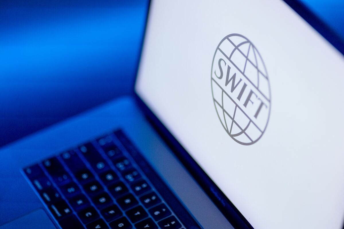 bloomberg.com - Anna Irrera - Swift Unveils Blockchain System for 24/7 Cross-border Payments