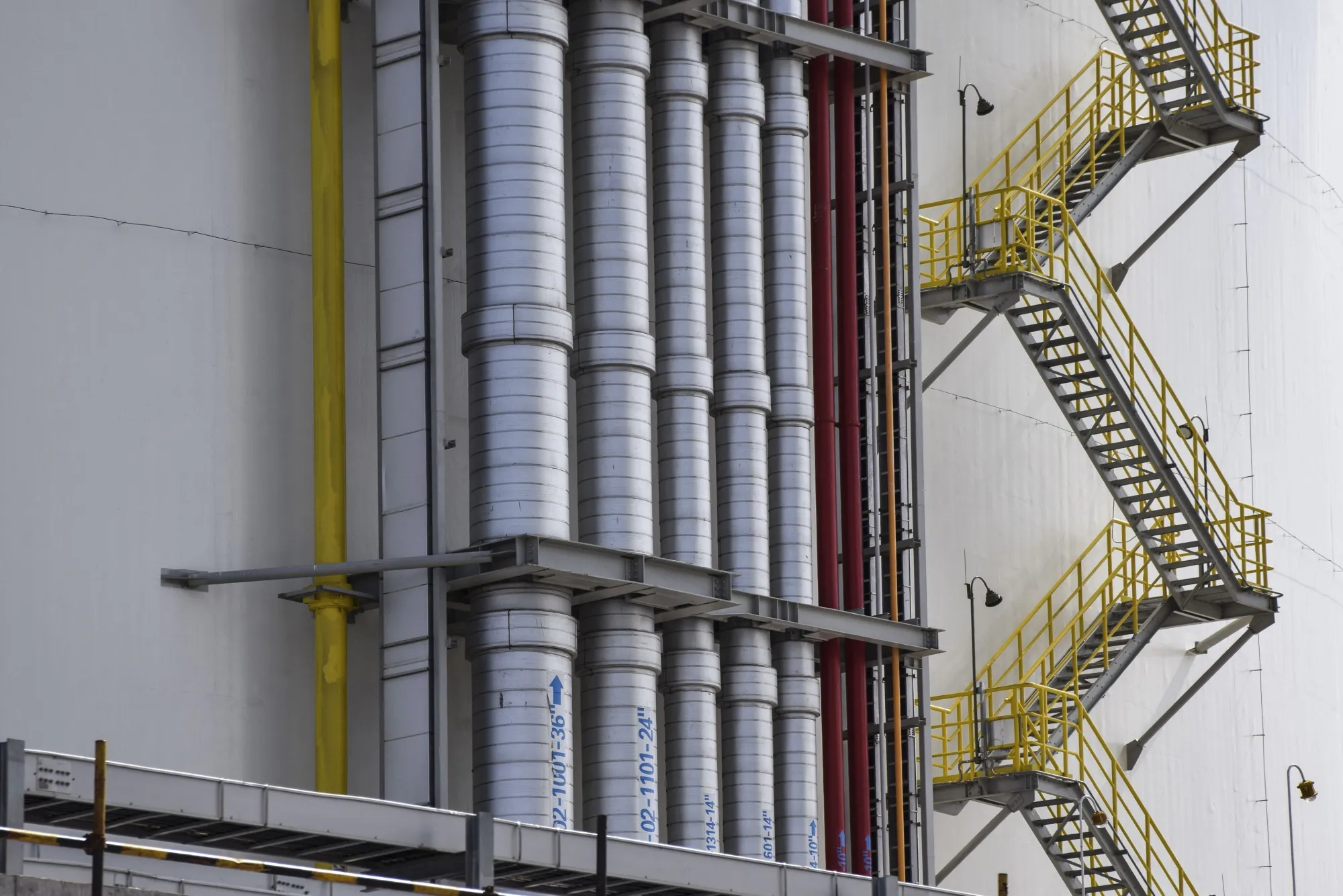 China Gas Craze Gets Help From Trucks as Pipelines Can't Keep Up