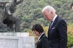 ソウルの国立墓地で行われた献花式に出席するバイデン米大統領（５月21日）