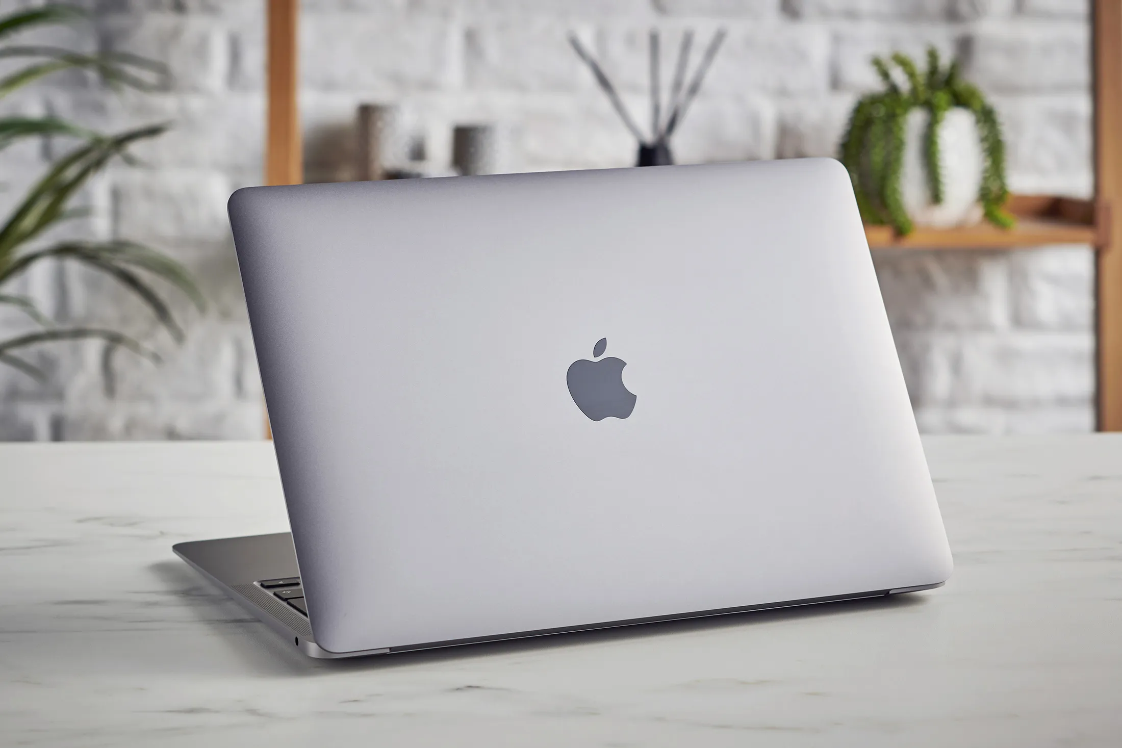 アップル、低価格帯ノートパソコンに参入へ－来年上期発売を計画 