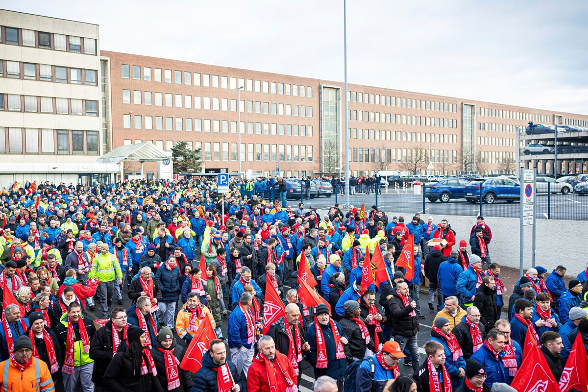 VW Workers Start Walkouts Over Plans to Slash Costs in Germany