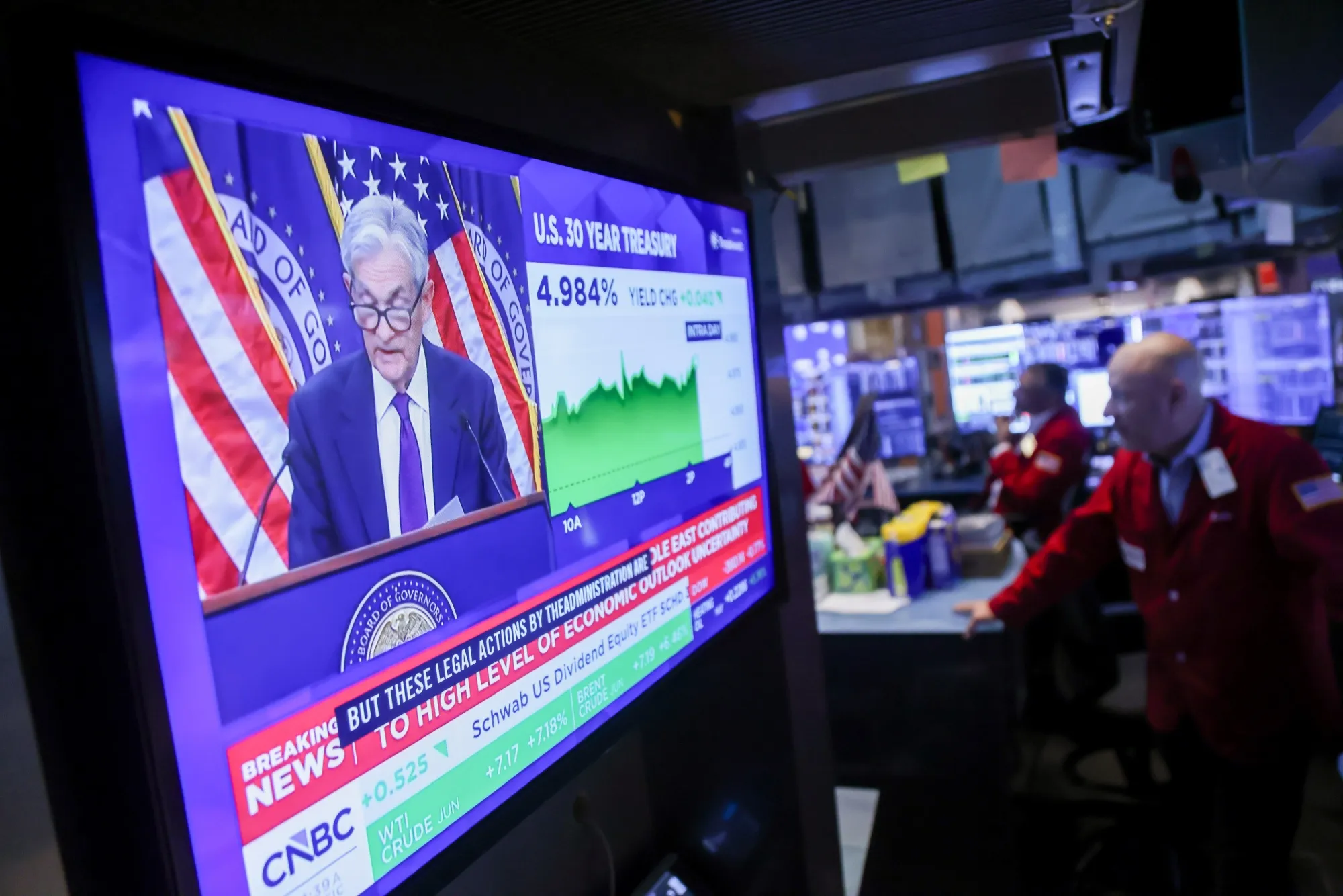 A television station broadcasts Federal Reserve Chairman Jerome Powell speaking&nbsp;on the floor of the New York Stock Exchange.