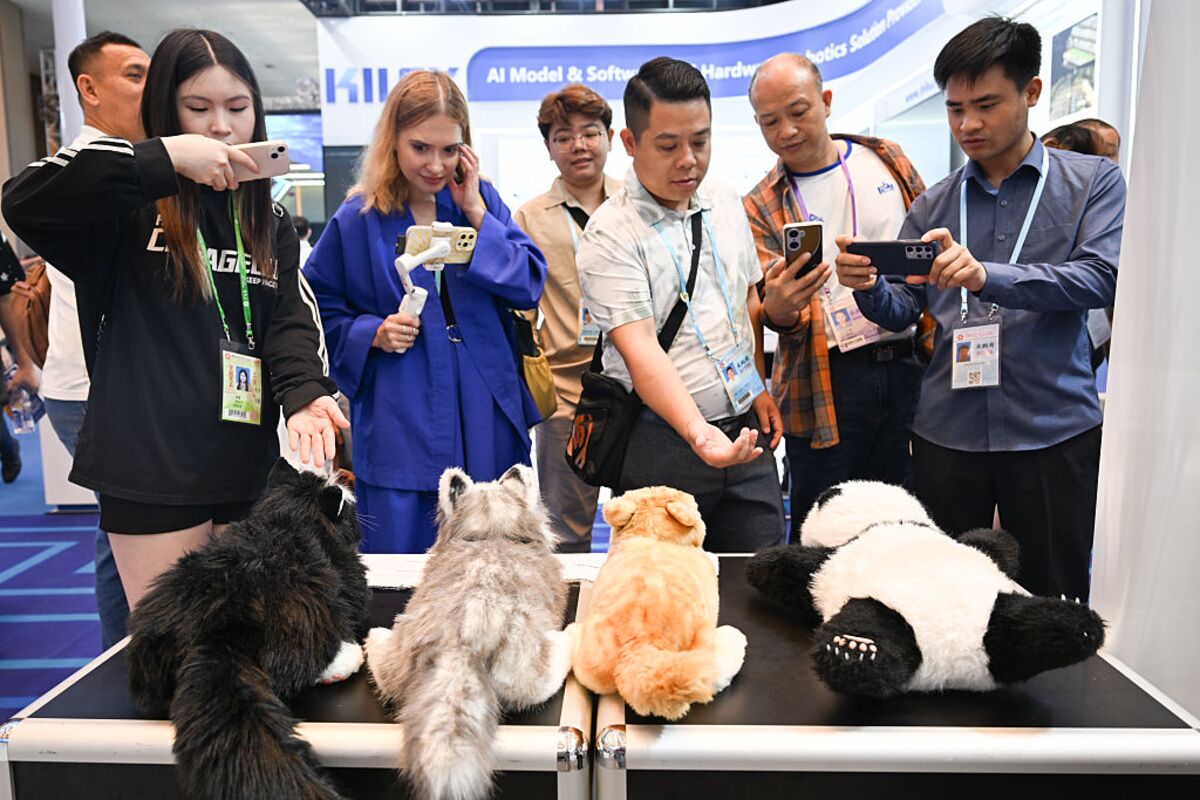 Exporters at China’s Largest Trade Fair Told Not to Leave Early