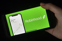 Robinhood Tumbles as Retail Slowdown Warning Hits Outlook