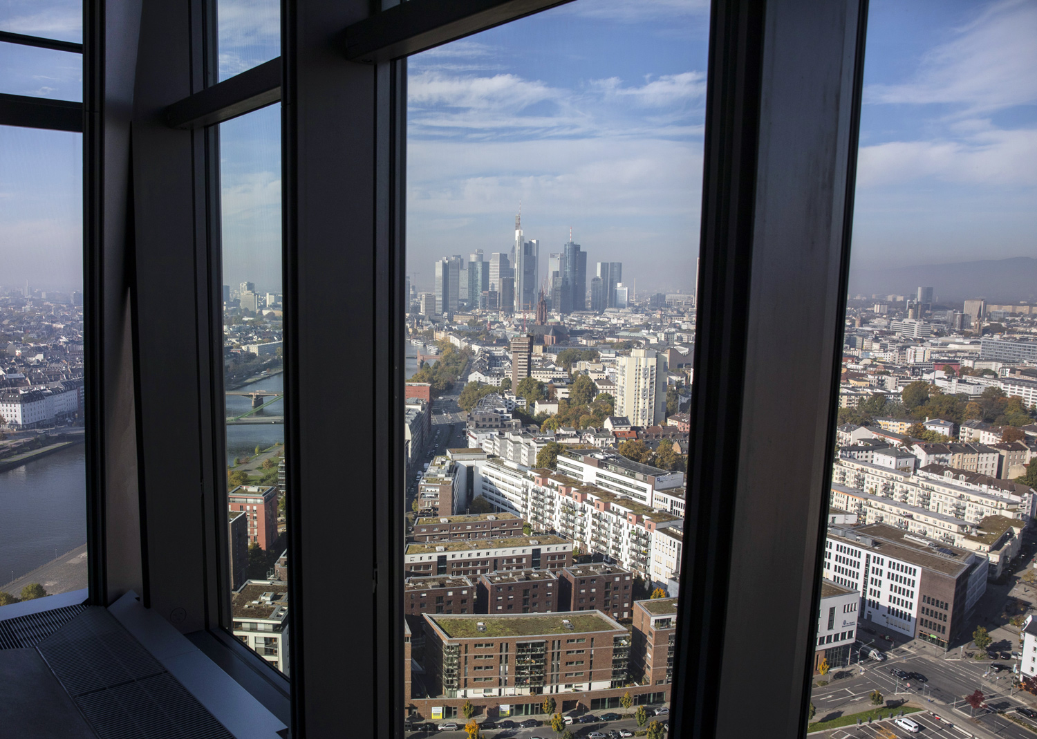 German Banking Giant Moves Swaps To Frankfurt Amid Brexit Bloomberg