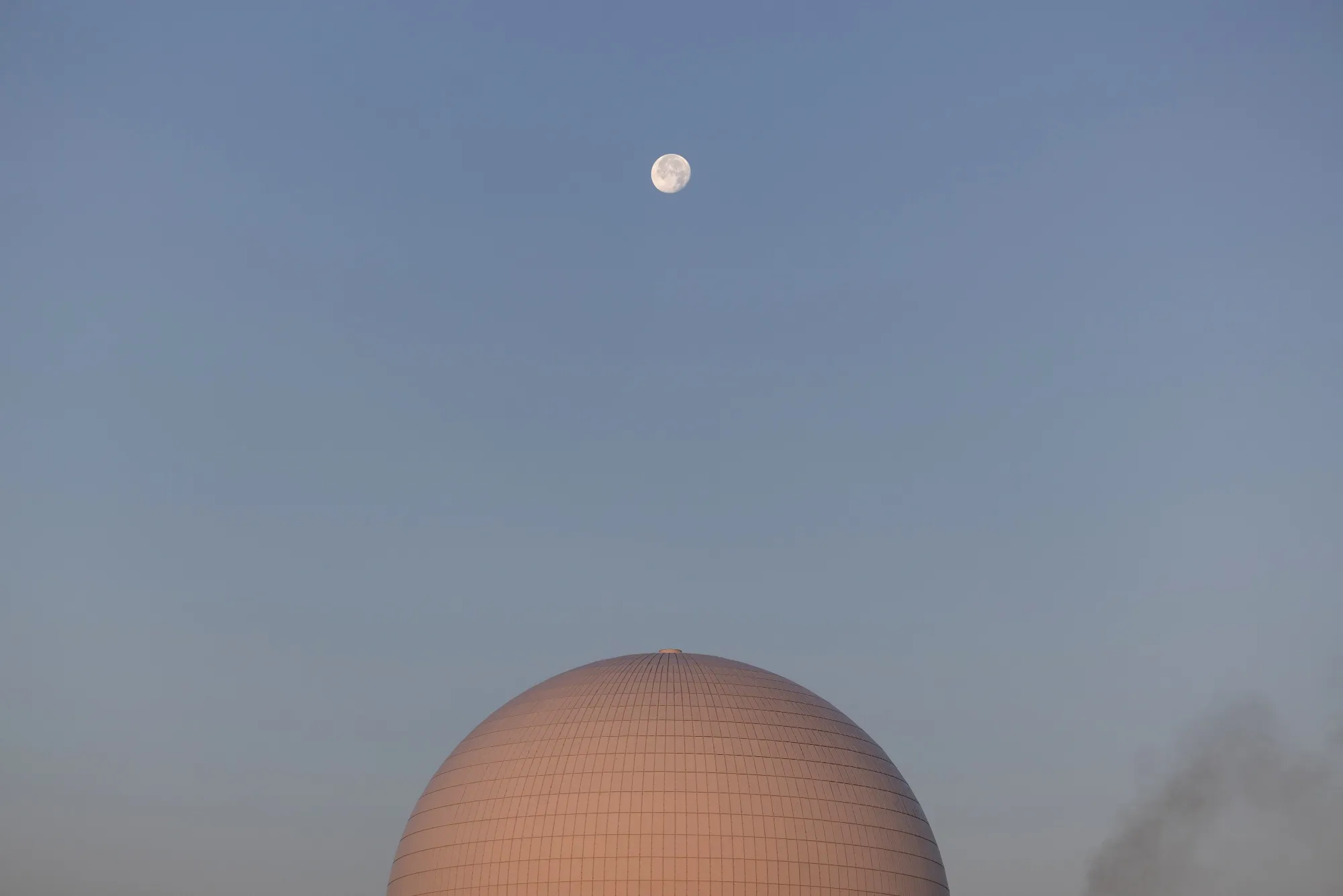 The moon above Sizewell B nuclear power station, operated by Electricite de France SA (EDF), in Sizewell, UK, on Aug. 11, 2025.&nbsp;