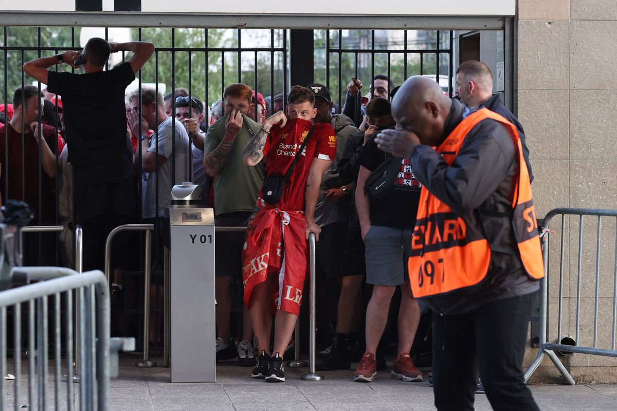 Paris Police Admit Failure In Tear Gassing Liverpool Fc Fans At League Final Bloomberg