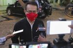 Tin Tun Naing, the exiled National Unity Government’s minister of planning, finance and investment, speaks to members of the media in 2021. 