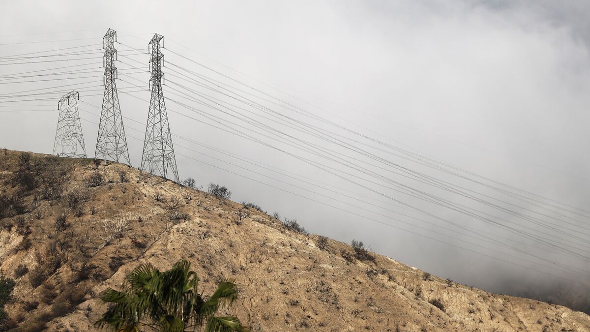 Edison Eyes Power Shutoffs for 246,000 Customers on Fire Risk