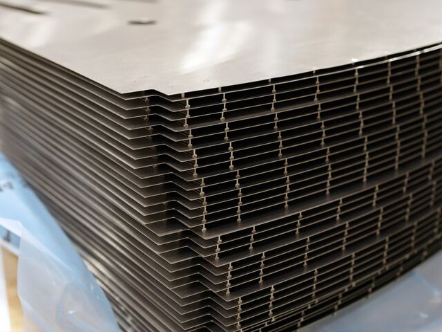 ■ Each metal plate is coated with an insulating layer.