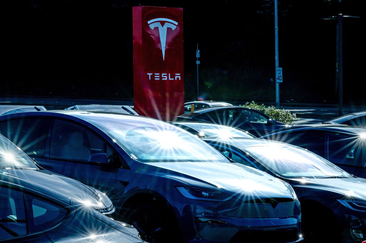 ⚫️ BLOOMBERG: Morgan Stanley abbassa il rating di Tesla: preoccupazioni per la valutazione e futuro nel settore della robotica e intelligenza artificiale.