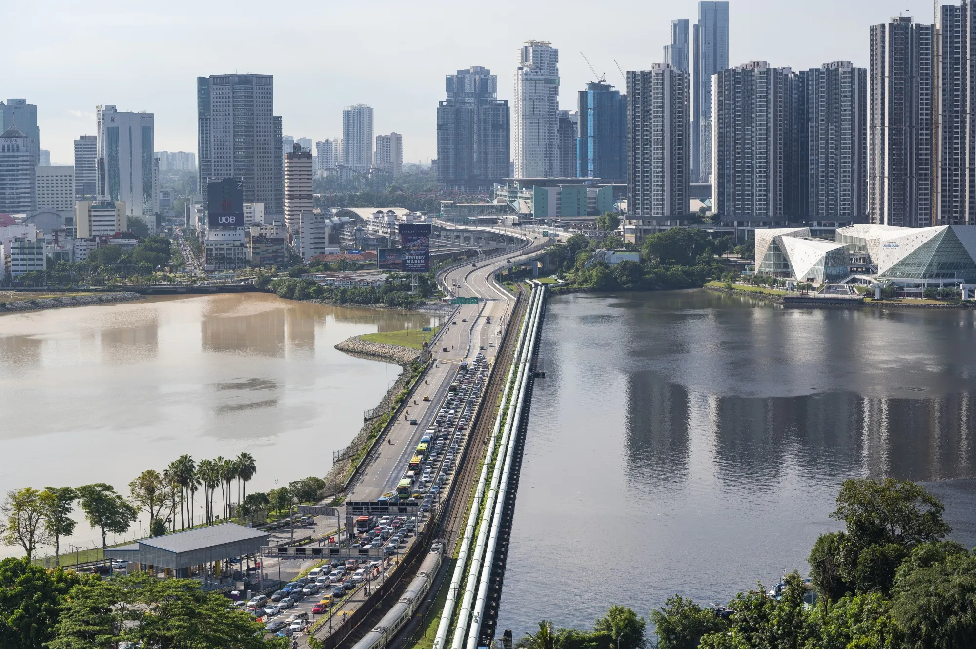 Malaysia Proposes New Way to Ease Singapore Causeway Traffic for Commuters  - Bloomberg