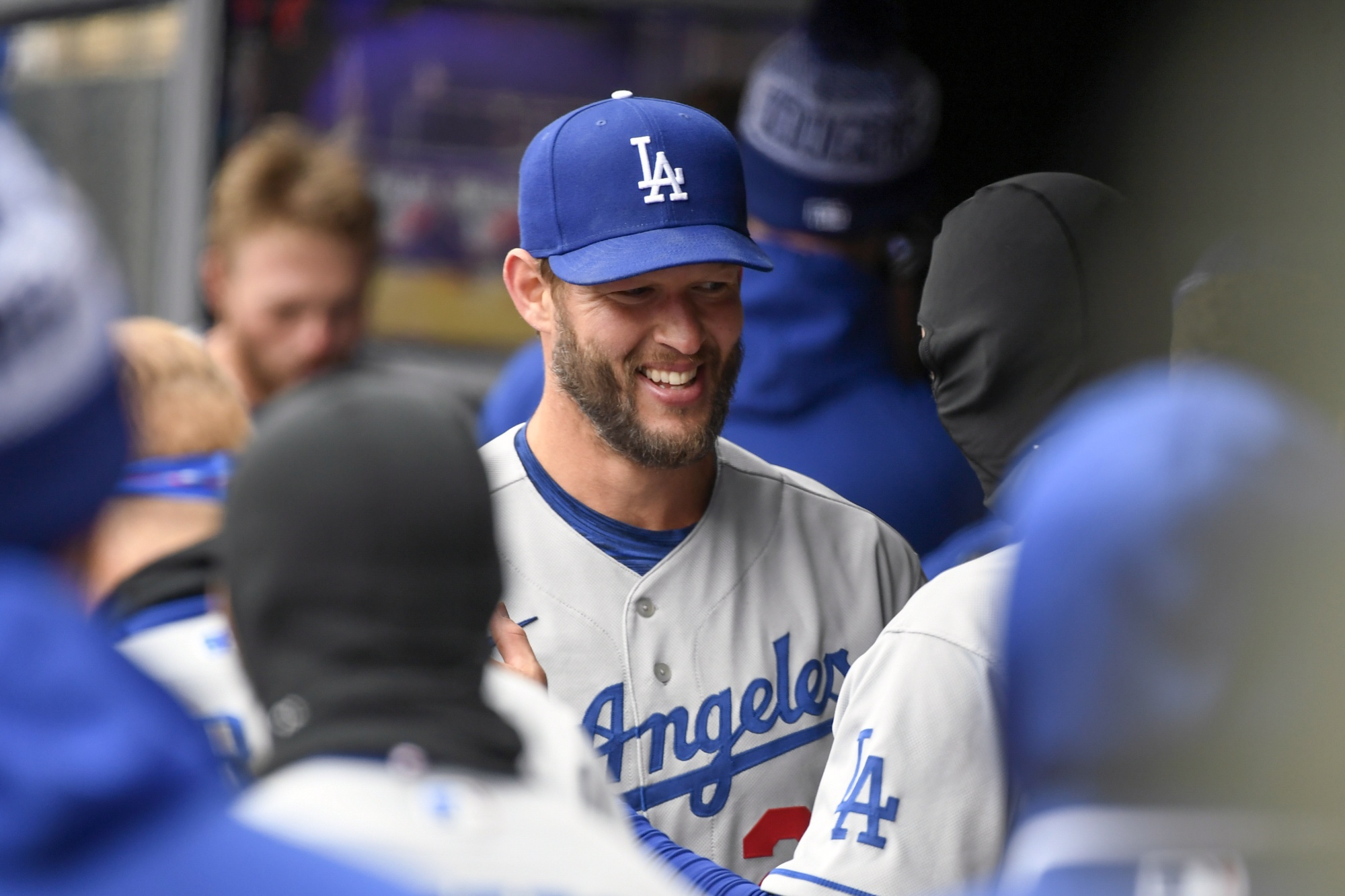 Clayton Kershaw pulled after 7 with perfect game; Dodgers top Twins 