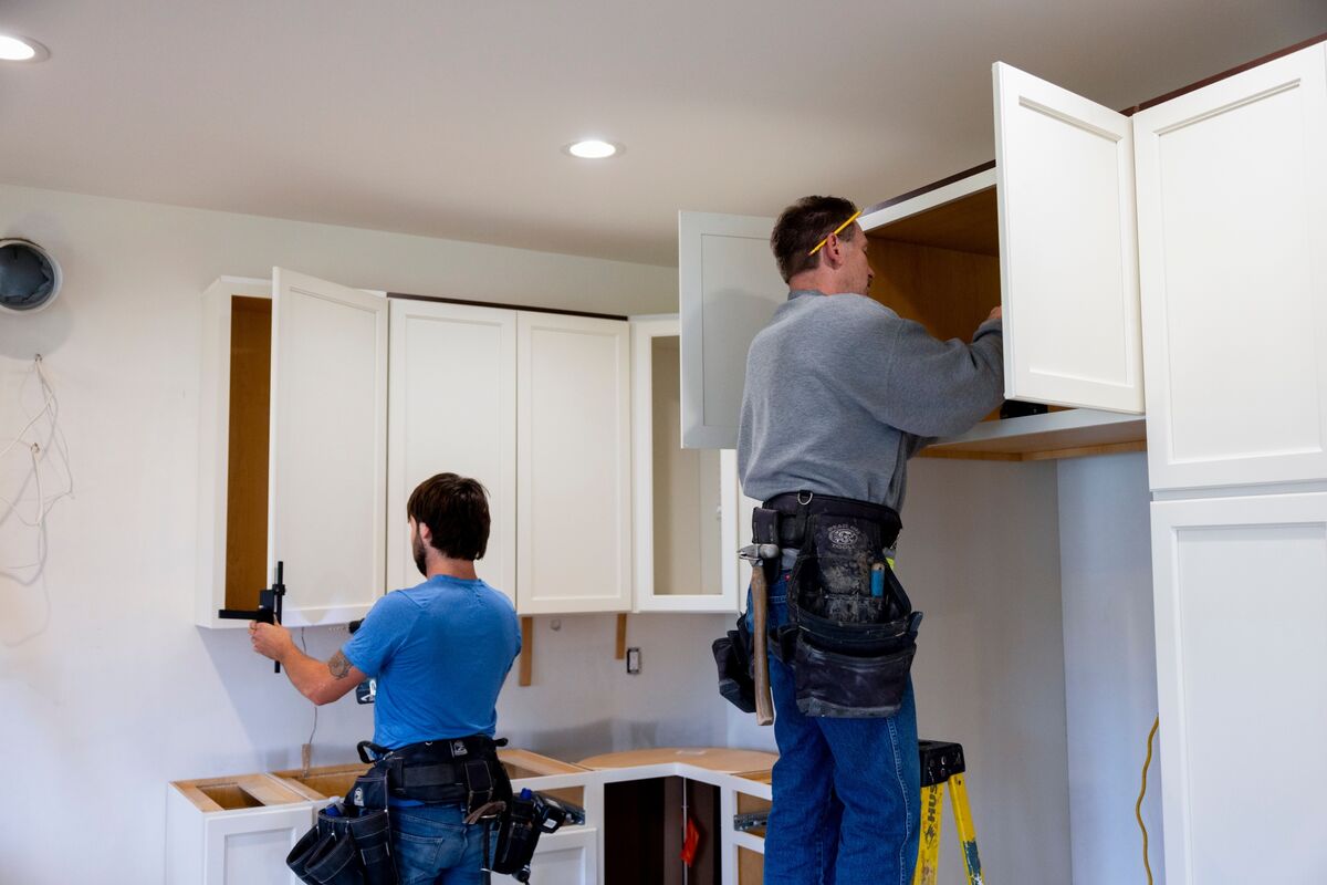 US Services Activity Picks Up as Price Gauge Extends Surge