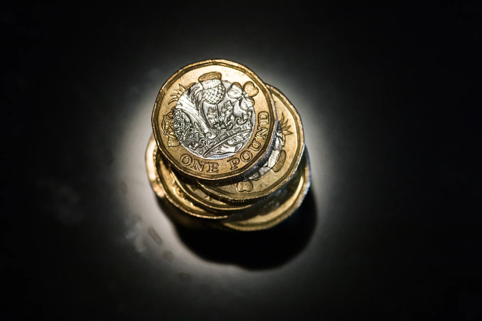 Pound Seen Hitting 34-Year Low If Johnson Drags U.K. To No-Deal