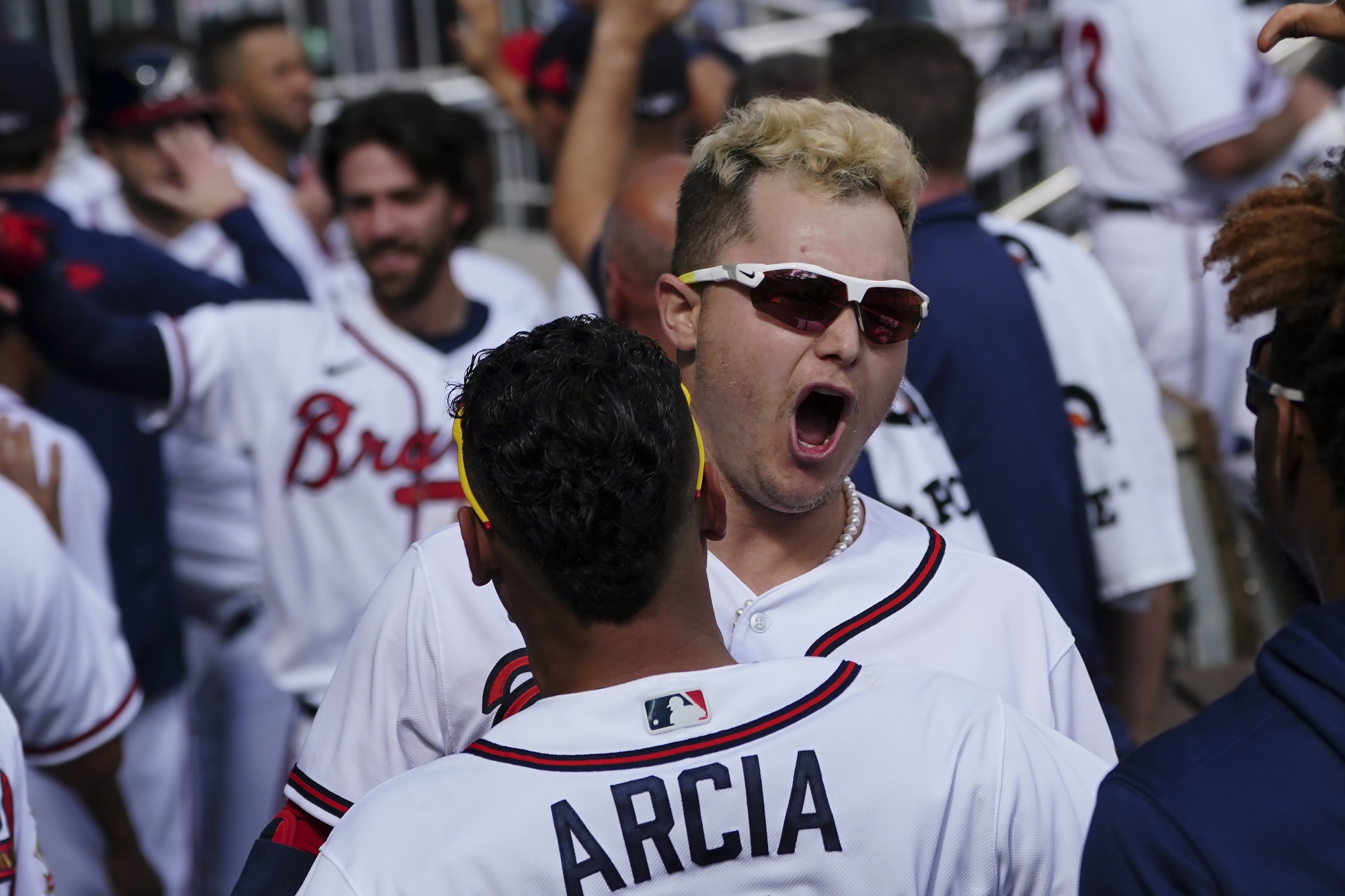 Pederson 3-run HR, Braves Blank Brewers for 2-1 NLDS Lead - Bloomberg