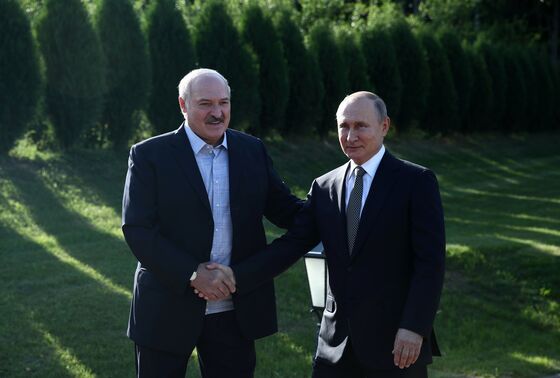 In Signal to Biden, Putin Embraces Ally Europe Shuns