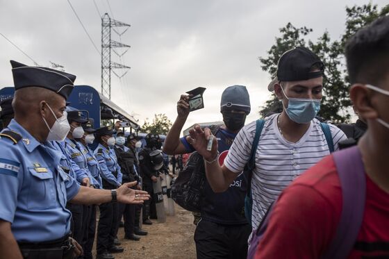 Border Agents Release Migrants Into U.S. in Shift From Trump