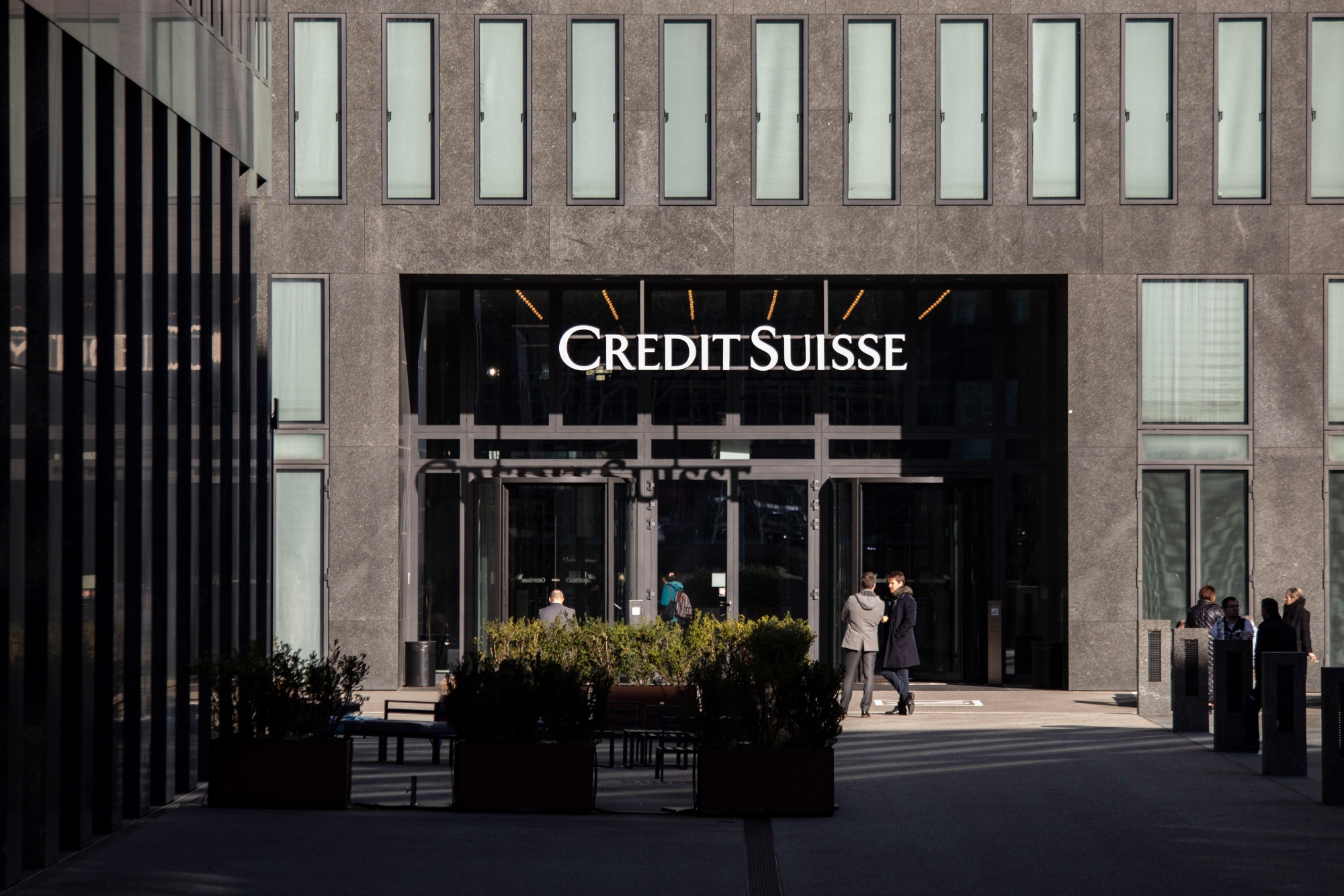 Banqueiros do Credit Suisse lutam para manter empregos no UBS, dizem fontes, Empresas