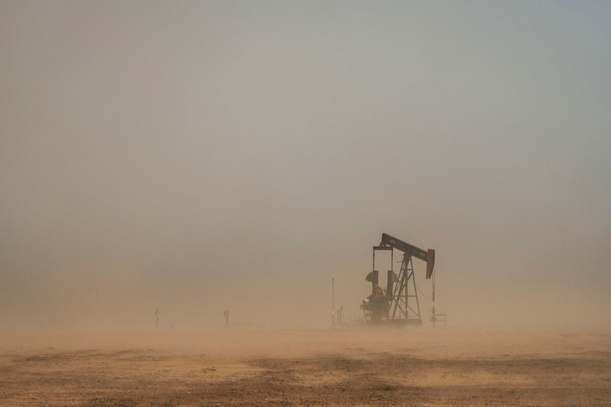 Oil Gains as Traders Grapple With Mixed US Messages on Hormuz