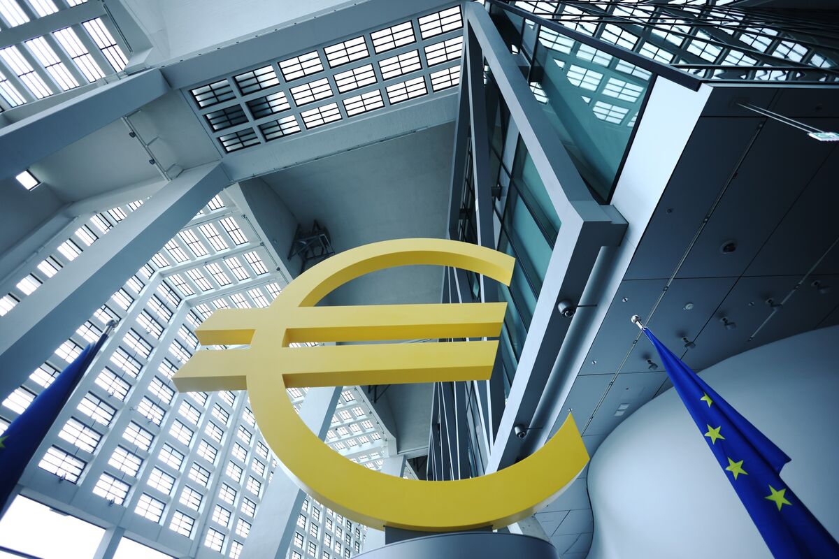 Euro Near One-Month Low as US-Iran Risks Fuel Downside Bets