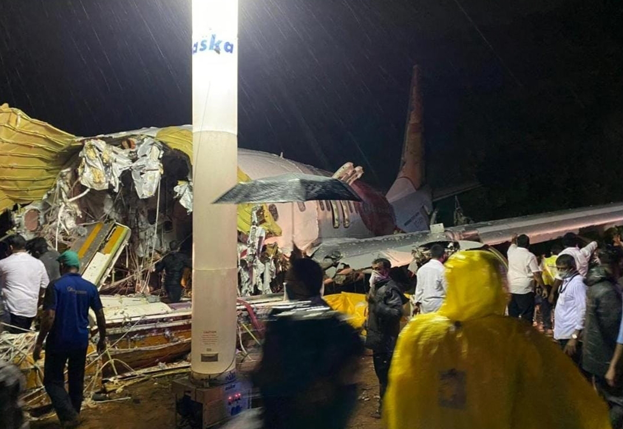 インドで旅客機が着陸失敗 18人死亡 ブラックボックス一部回収 Bloomberg