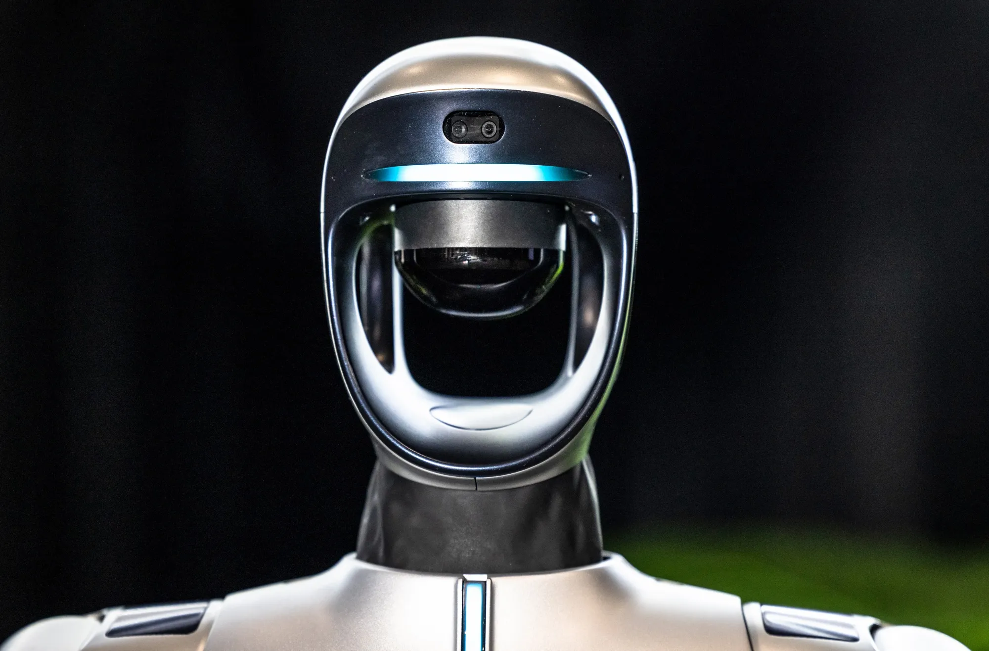 Китайська компанія Honor демонструє гуманоїдний та робототехнічний телефони в AI Pivot