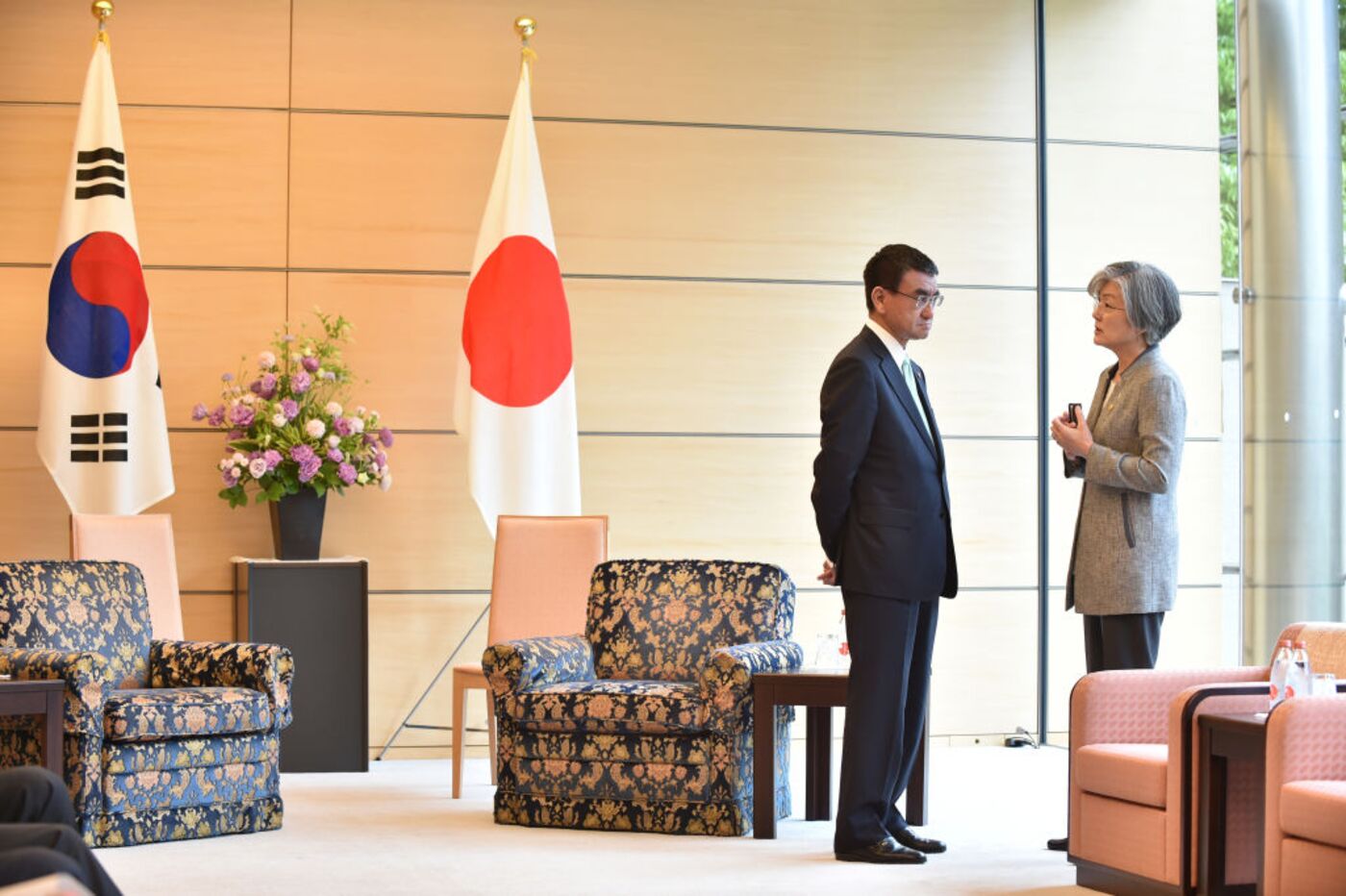 Minister Kono with his South Korean counterpart Kang Kyung-Wha. 