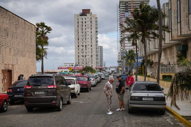 Conductores esperan en fila para repostar en una gasolinera de La Habana, el 27 de enero.
