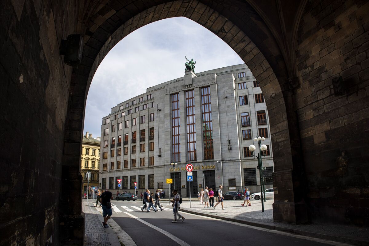 Czechs Look Past Energy Shock for Now With Rates Set to Stay Put