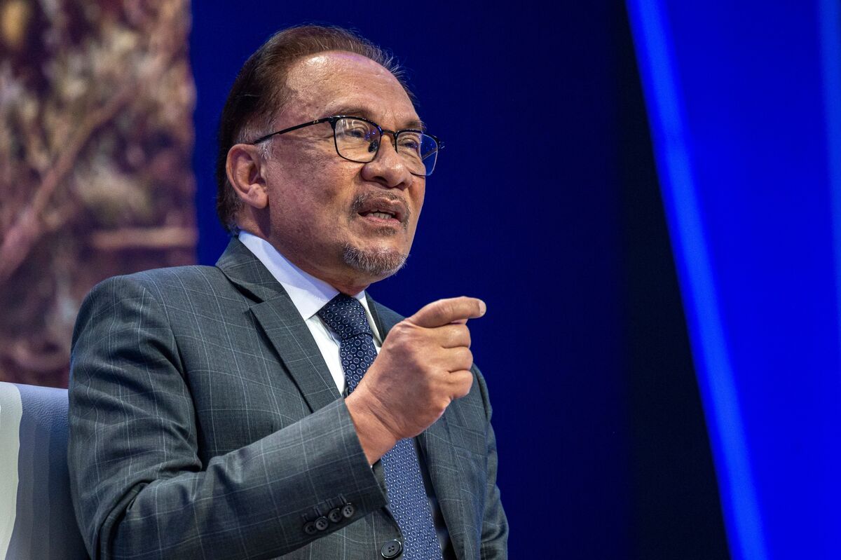 Anwar Taps Pension Fund Boss in Malaysian Cabinet 