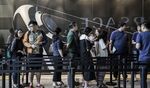 Customers stand in line ahead of the sales launch of Apple Inc.'s iPhone 7 and iPhone 7 Plus in Shanghai, China, on Sept. 16, 2016
