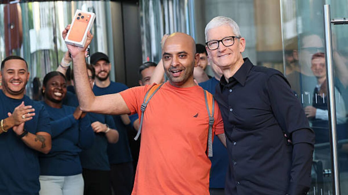 Apple iPhone 17 Goes on Sale Around the World