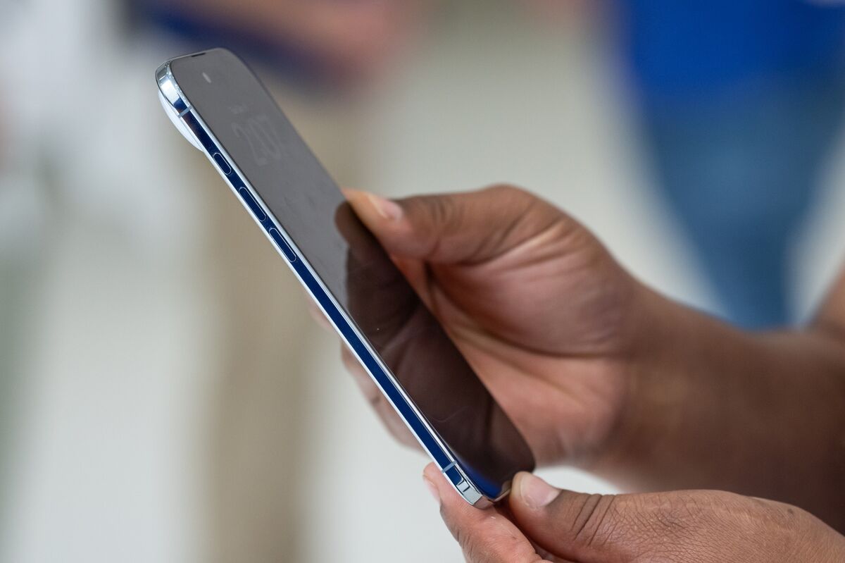 For Apple, SIM Cards Are the Next Headphone Jack