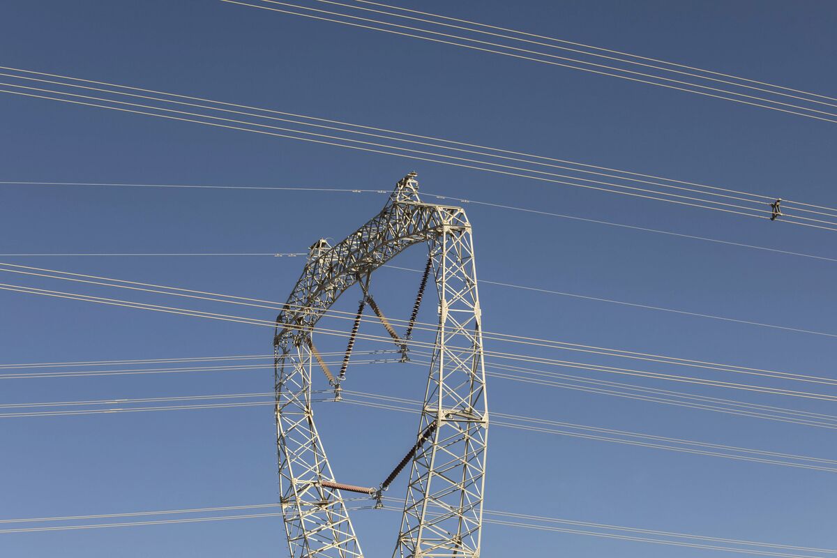 Billion-Dollar Power Lines Finally Inching Ahead to Help US Grids -  Bloomberg