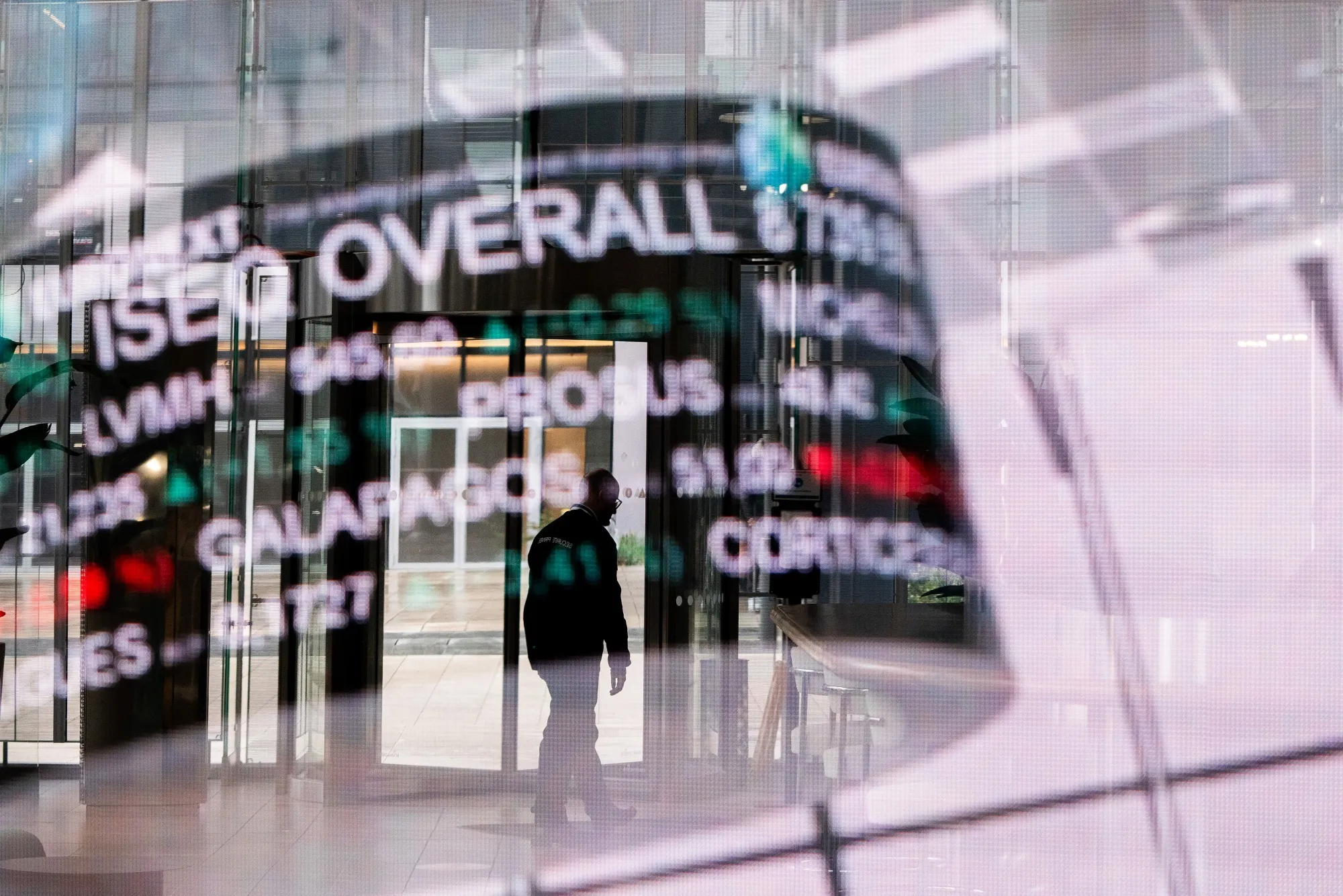Bank of France Sees Sluggish Growth With Uncertainty High