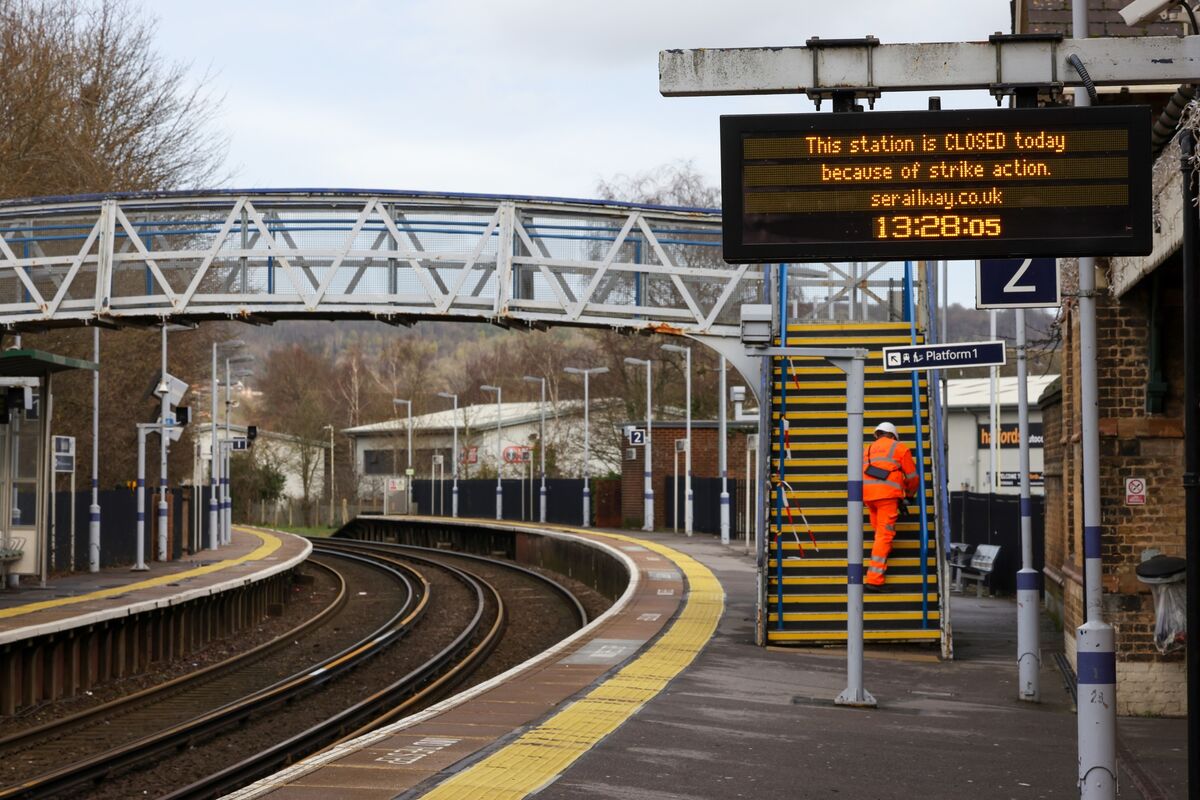 rail-strike-latest-news-in-britain-where-are-trains-running-bloomberg