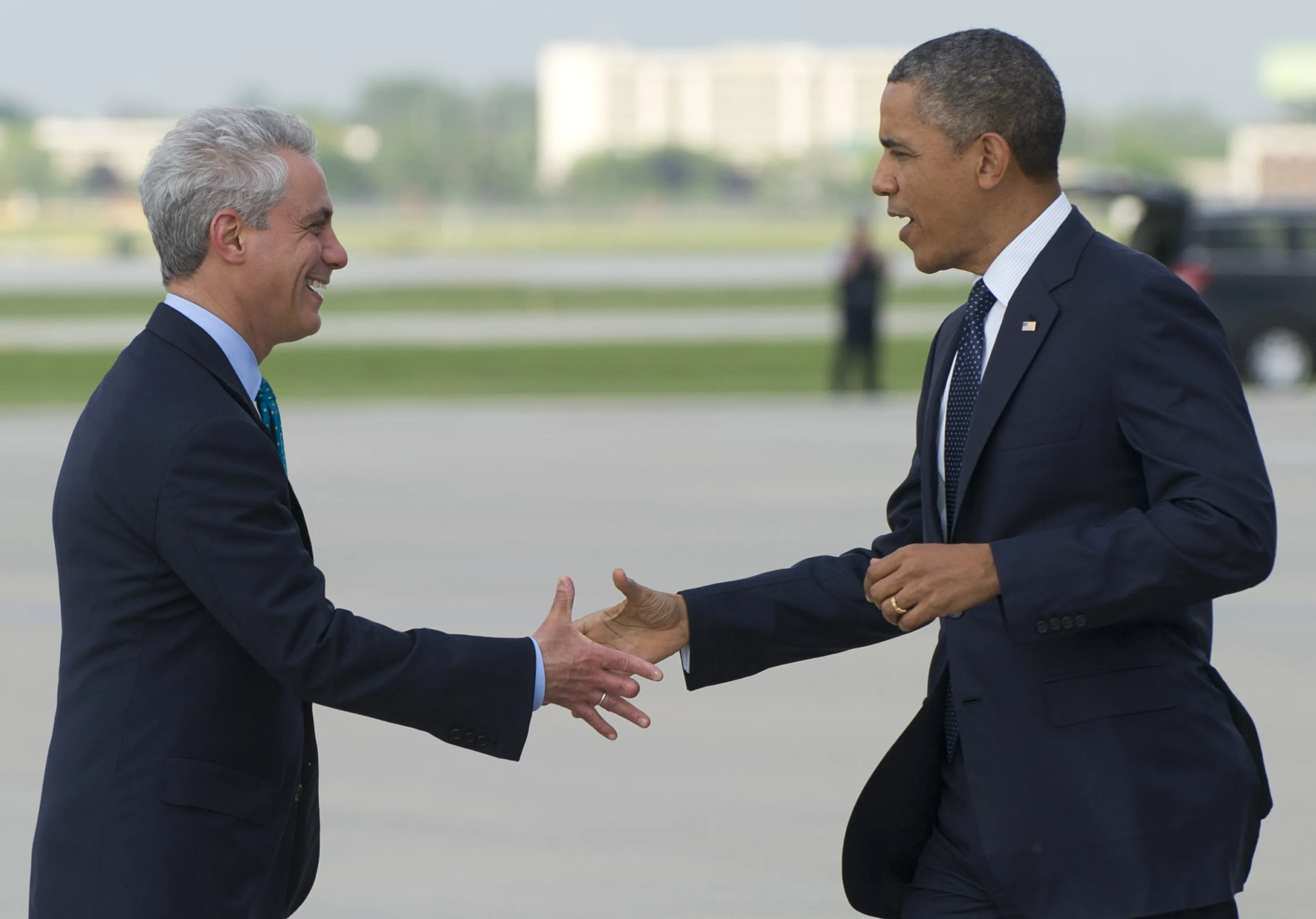 President Barack Obama shakes hands with Chicago Mayor Rahm Emanuel upon Obama's arrival on Air Force One at Chicago O'Hare International Airport in Chicago, Illinois, May 29, 2013.
