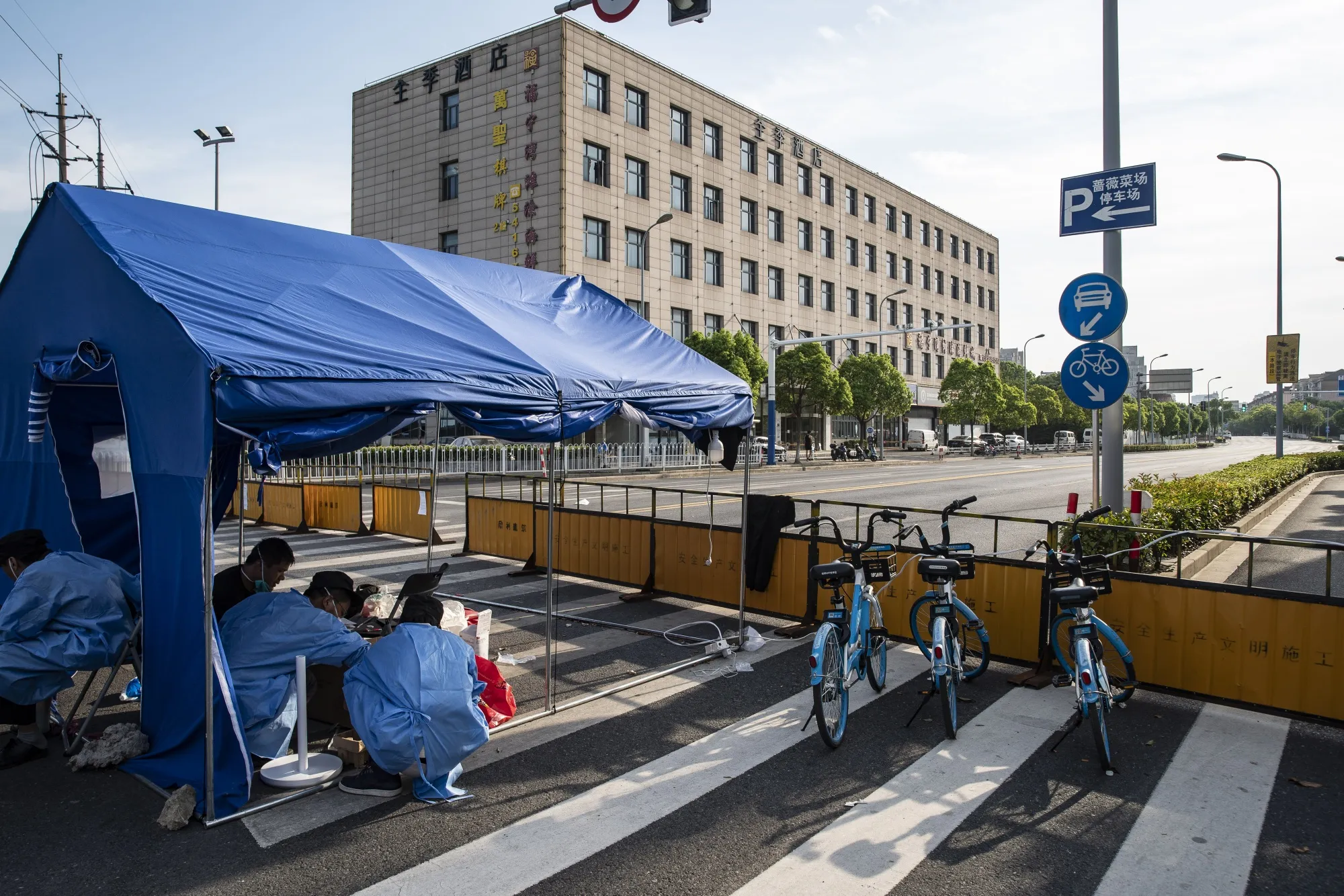A checkpoint at a sealed off area due to Covid-19 in the Meilong township of Shanghai, on Aug. 15.
