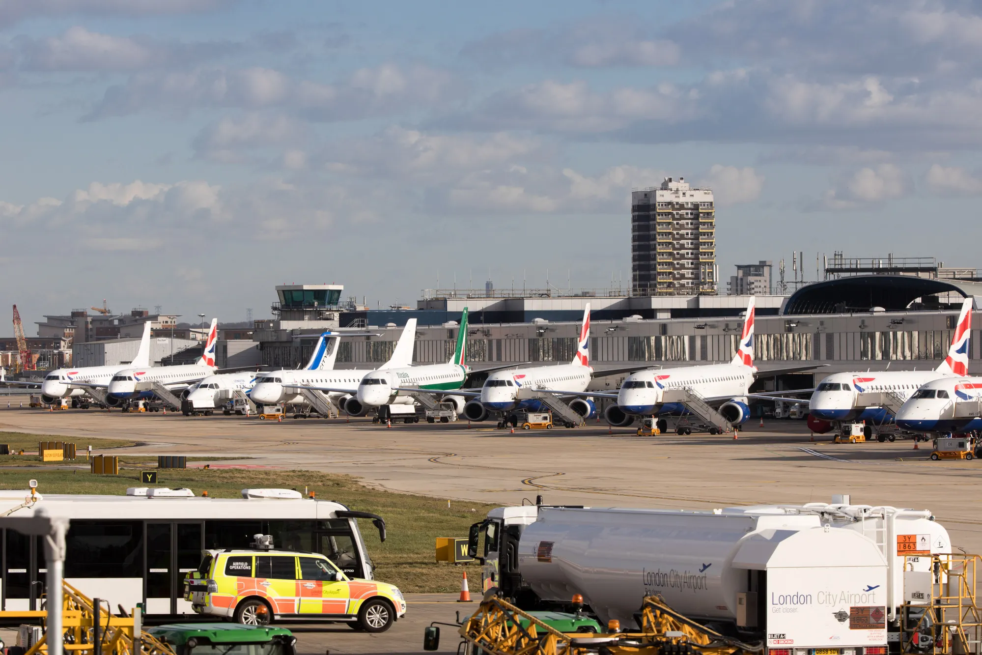 Аэропорт хитроу лондон. Airports in uk. Гатвик , lgw. Аэропорт хитроу (великобритания). Аэропорт в лондоне сканворд.