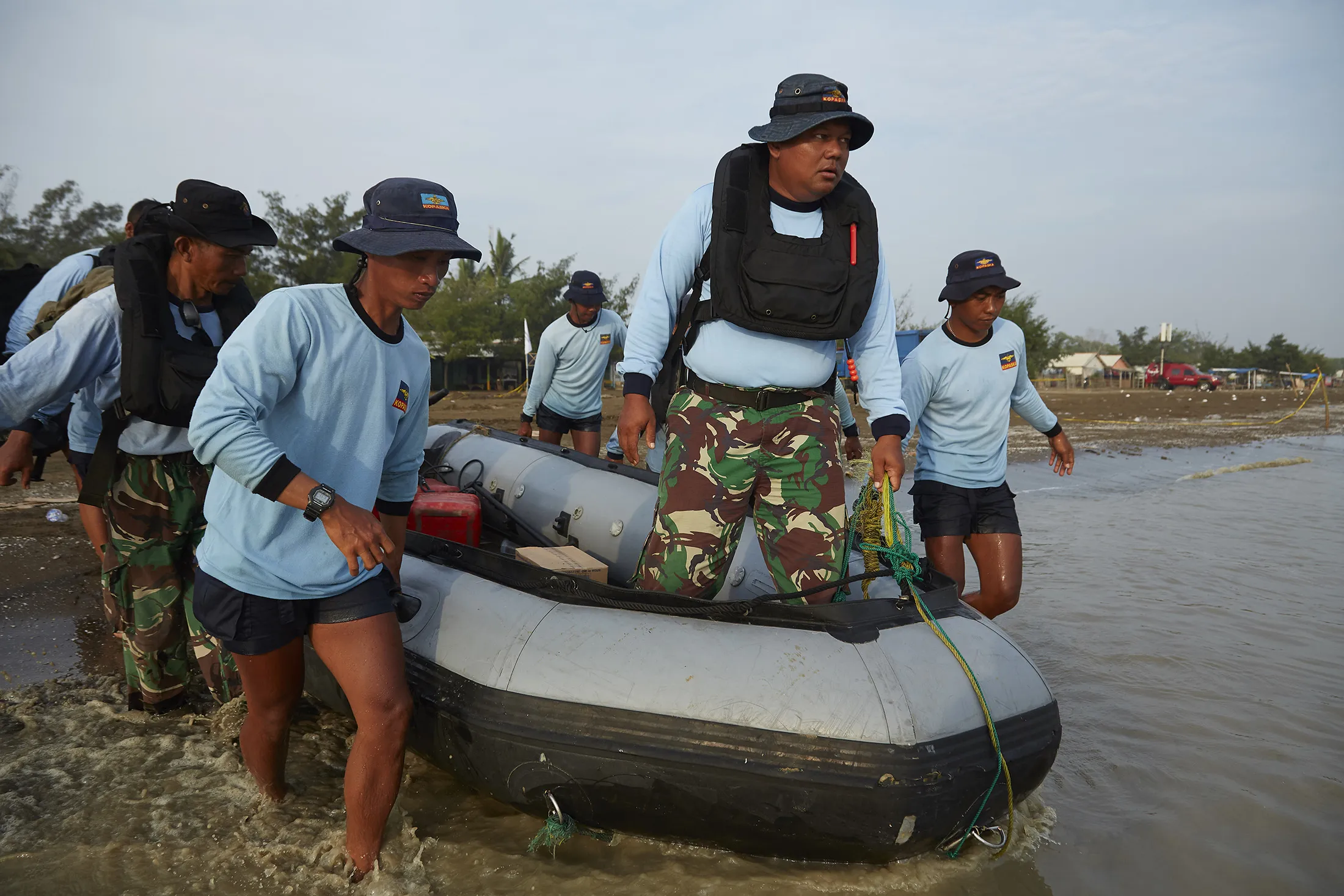 Navy divers prepare to search&nbsp;the Lion Air flight 610 wreckage site in Nov.&nbsp;2018.