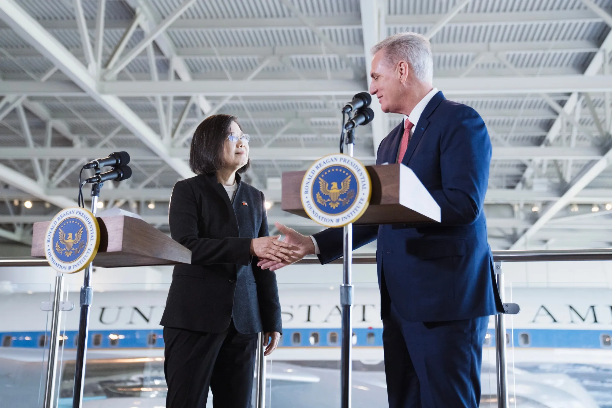 Tsai Ing-wen shakes hands with Kevin McCarthy in Simi Valley, California, US, on April 5.