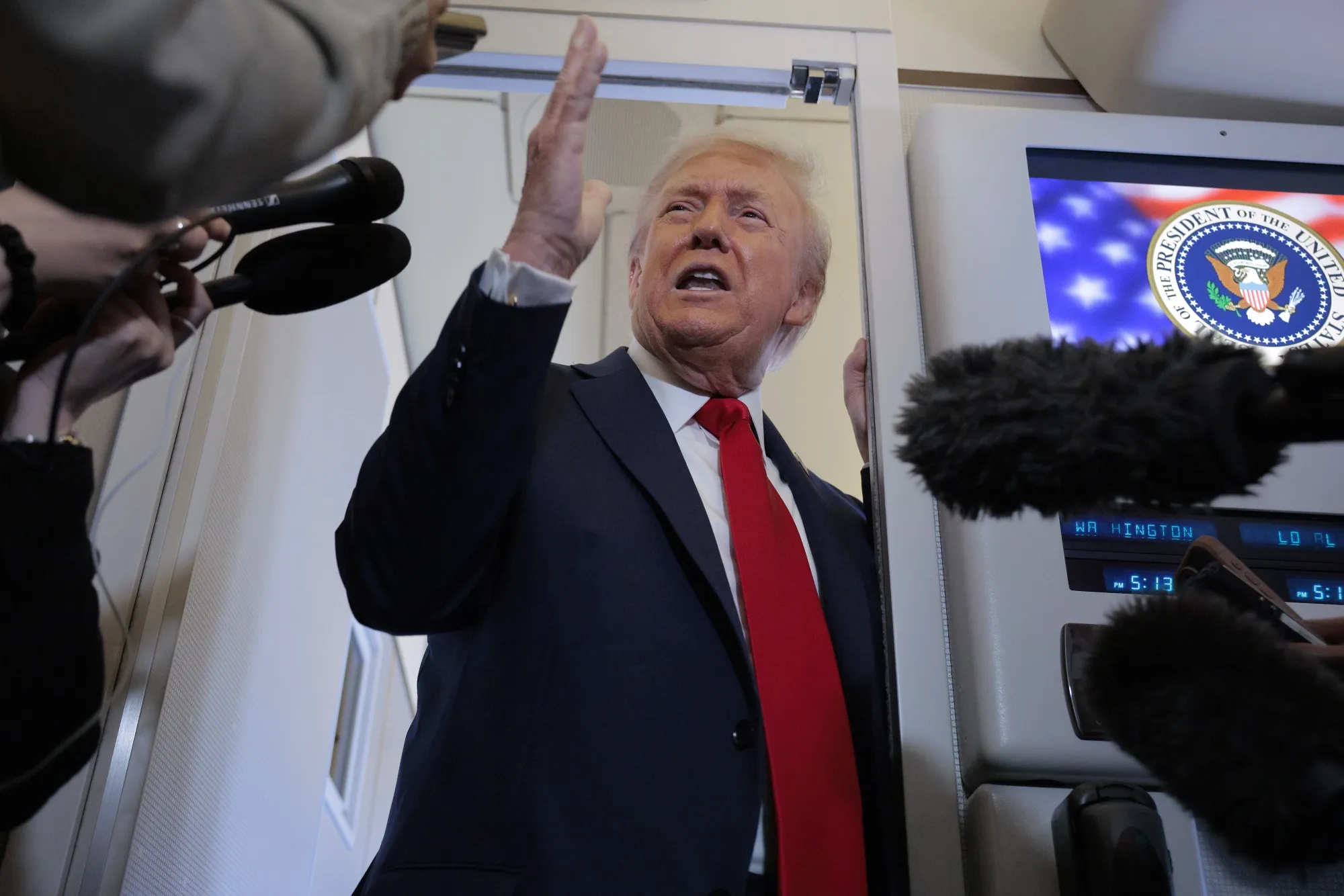 大統領専用機「エアフォースワン」でイスラエルに向かうトランプ氏（&nbsp;2025年10月12日）