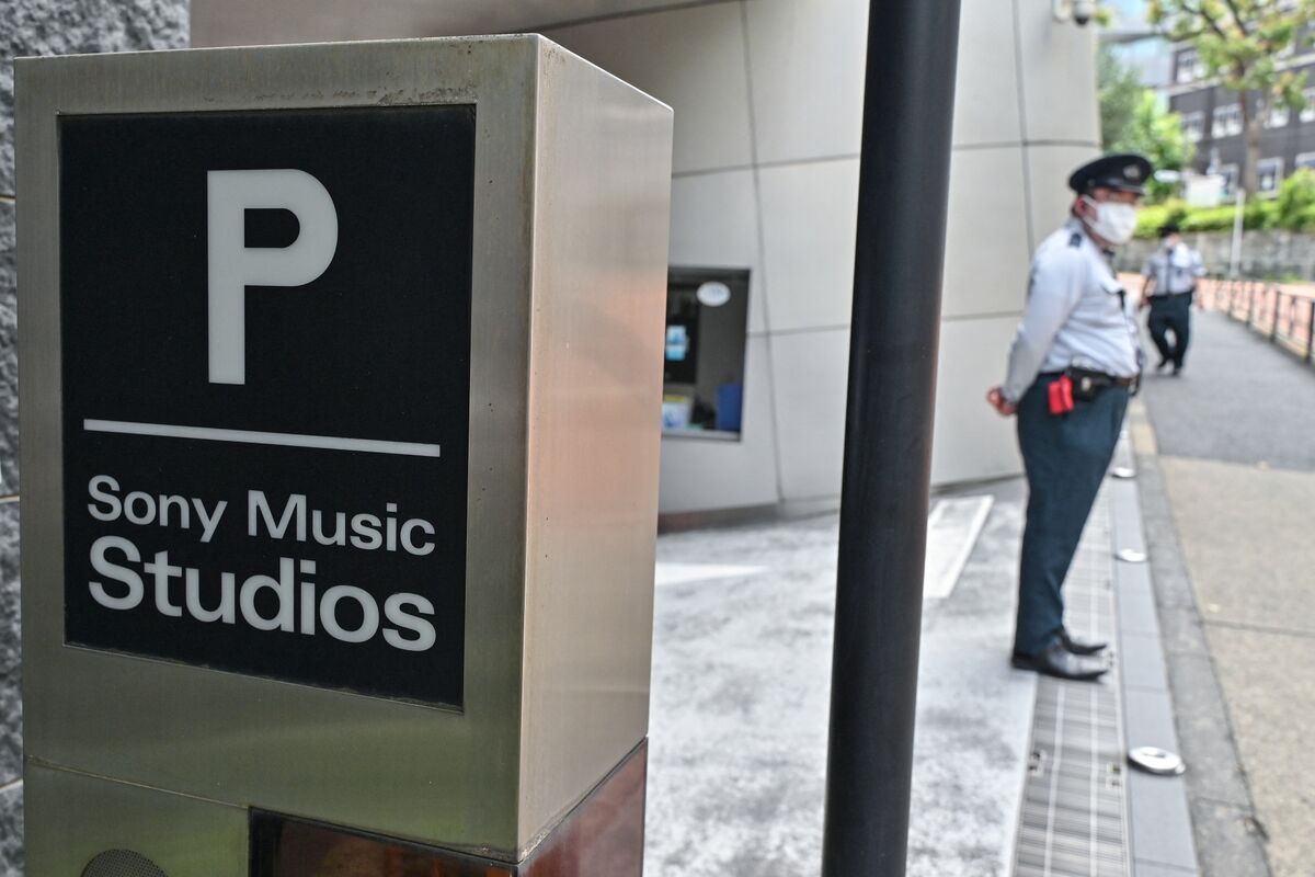 bloomberg.com - Stephen L. Carter - Slowing Down the Internet Won't Stop Music Piracy