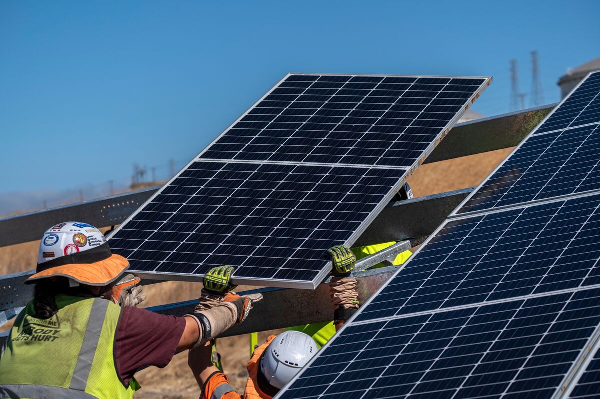 Silver’s Rally Slams Solar Makers Struggling With Losses - Bloomberg.com image