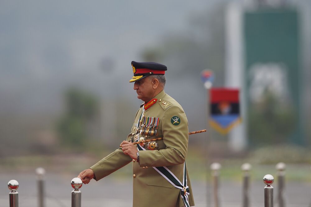 Pakistan Army Chief Says It's Time to 'Bury the Past' With India - Bloomberg